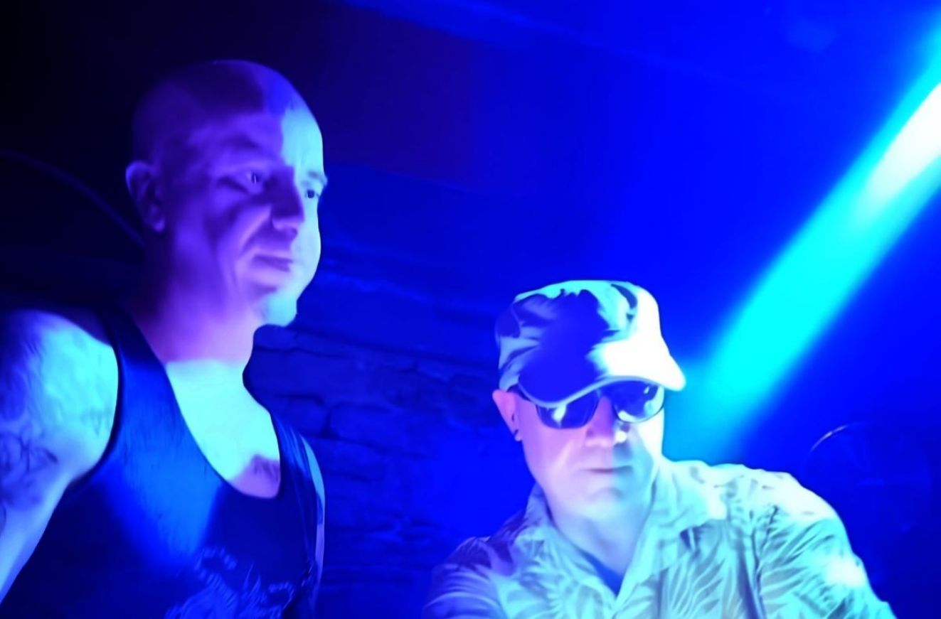 Robotic Dub sur scène sous un éclairage bleu